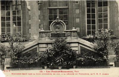 CPA PARIS (4e) Les Francs-Bourgeois. Monument dans la Cour d'Honneur (560116)