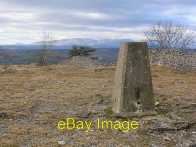 Foto 6x4 Trig Point auf Scout Scar Brigsteer Die Coniston Fells aus der c2006