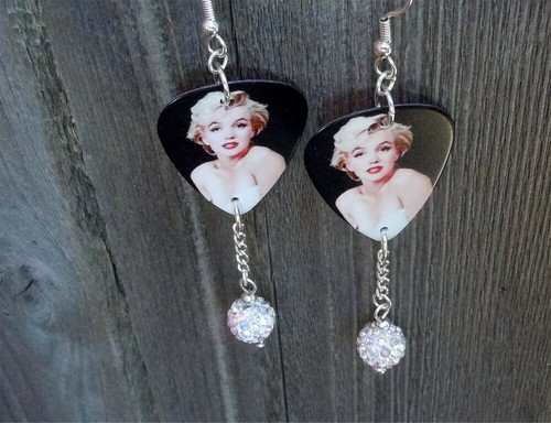 Marilyn Monroe Gitarren-Plektrum-Ohrringe mit weißen AB-Pave-Perlen baumeln - Bild 3 von 3