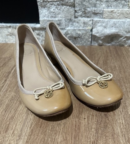 Tory Burch Chelsea Pump Womens 7.5 Nude Patent Leather Bow Logo Low Heel Shoes - Picture 1 of 13