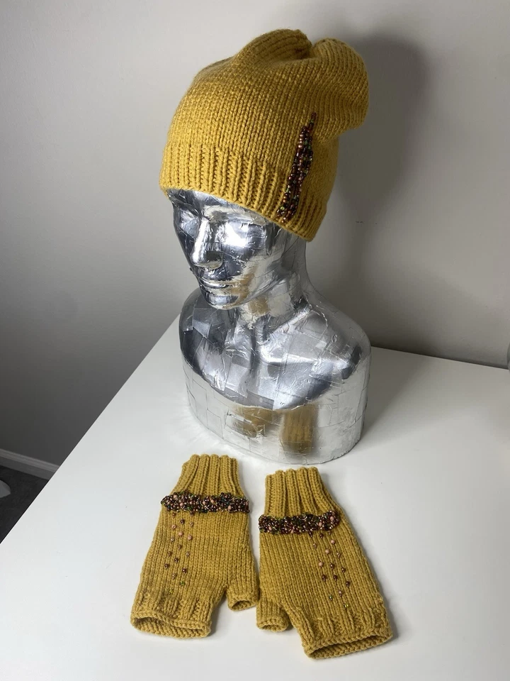 El sombrero y los guantes están hechos a mano y decorados con bordados de cuentas Foto 2 de 4