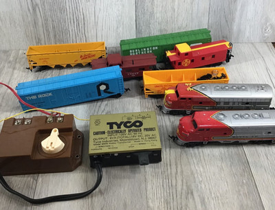 Vintage Tyco & Bachman Train Lot of 6 Cars 2 Locomotives & 2 Power Supplies