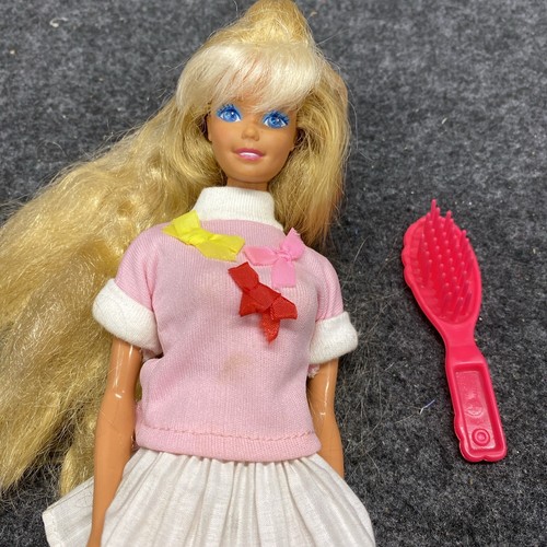 Beautiful Vintage 1990’s Barbie Doll With Roller Skates (B012424-10) - Picture 2 of 6
