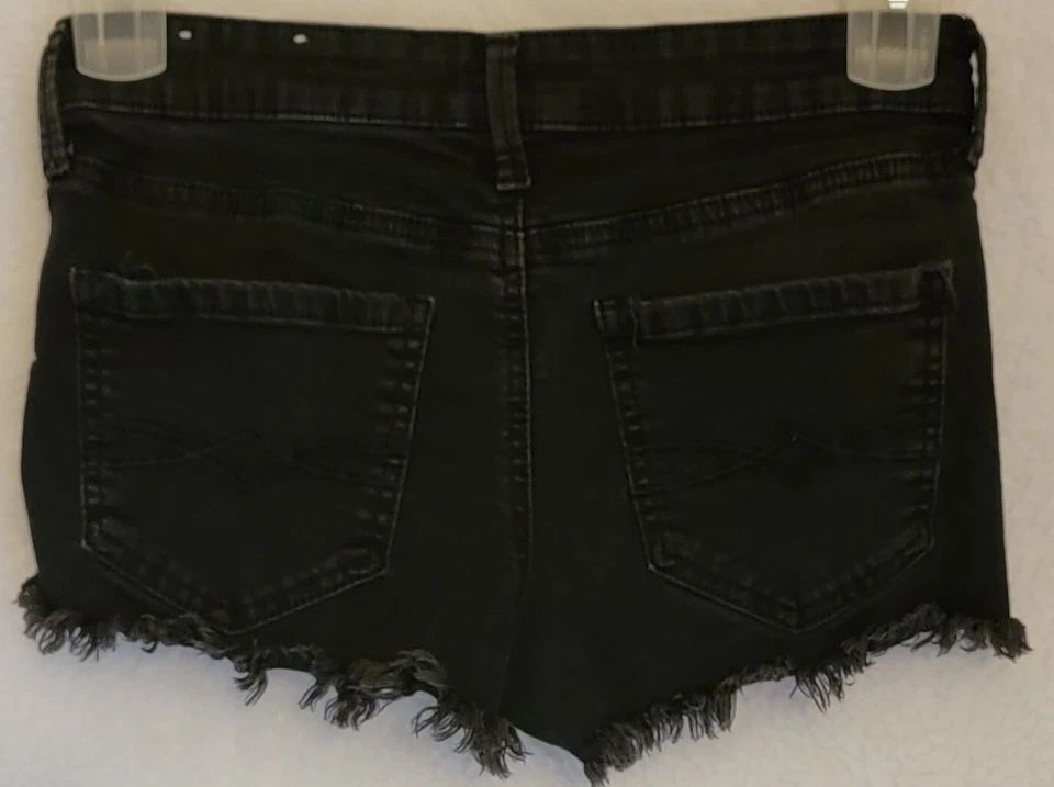 Pantalones cortos Mudd Juniors para mujer talla 5 negros con puños Foto 4 de 4