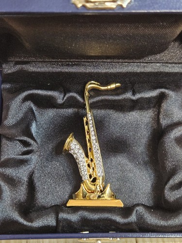 OLIVER WEBER - FIGURA DE SAXOFÓN ENCHAPADA EN ORO 24K - CON CRISTALES DE SWAROVSKI GENUINOS - Imagen 4 de 12