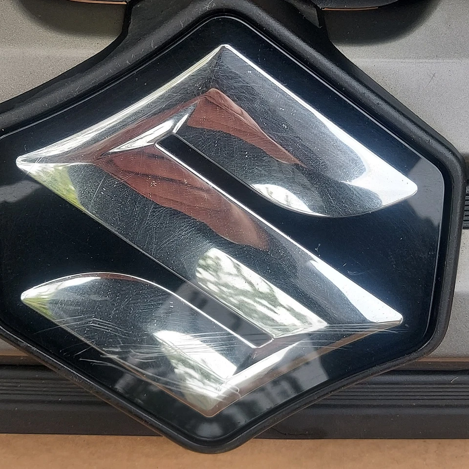 Parrilla delantera genuina Suzuki Vitara 72121-54PO + insignia central usada. Foto 2 de 4