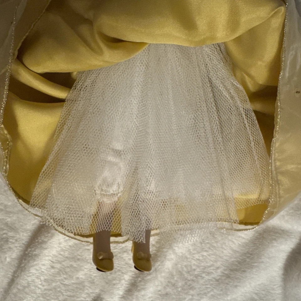 Disney Snow White Porcelain Doll Royal Holiday Edition 2003 - Image 4 of 4