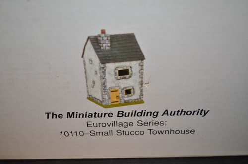NEW MINIATURE BUILDING AUTHORITY EUROVILLAGE SERIES 10110 SMALL STUCCO TOWNHOUSE - Picture 2 of 2