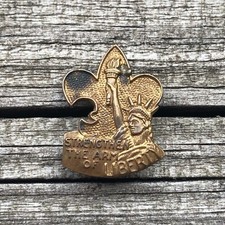 Lapel Pin Lady Statue Liberty Strengthen The Arm Of Fleur De Lis Torch Vintage