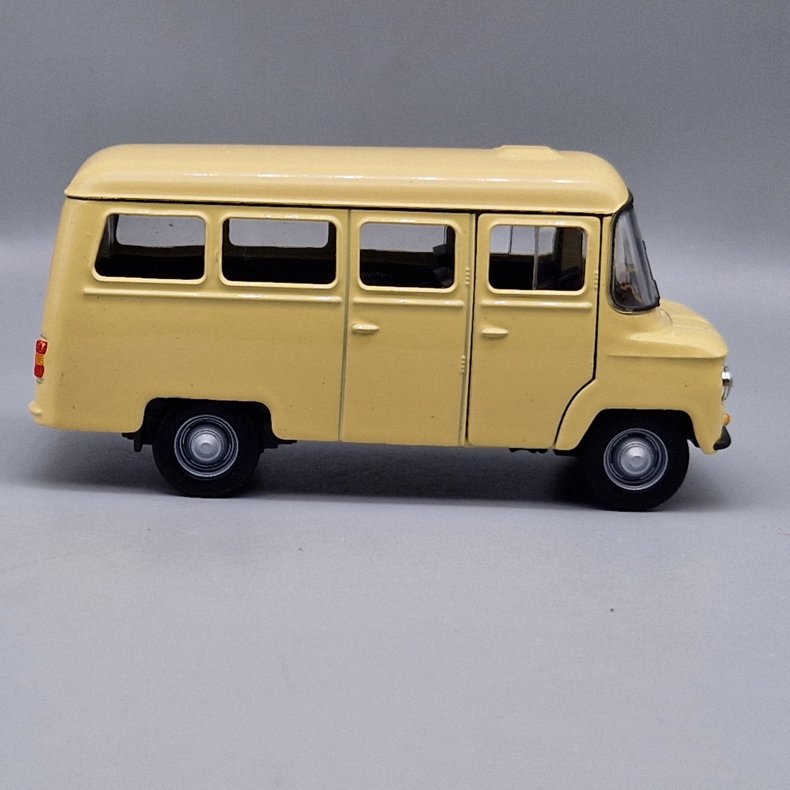 NYSA 522 Van Diecast Model Car 1/34 - New In Box by Welly