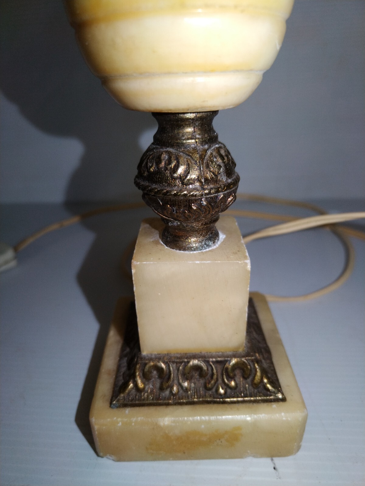 Donnant Impressionnant Taché de sang pied de lampe en albatre prix admirer Piéti