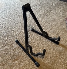 Stojak na gitarę lub bas na scenie