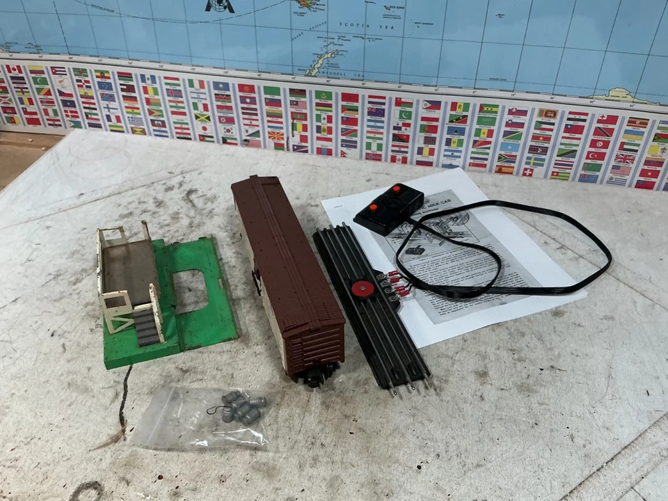 Lionel 36621 Refrigerated Milk Car / Station / Remote Control Track O Gauge - Image 2 of 4