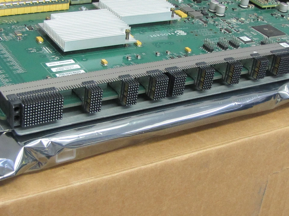 Brocade FC4-48 48 Port 4Gb BR-48000-0148, 40-0300165-07 105-000-028 & 48 SFP's - Image 3 of 4
