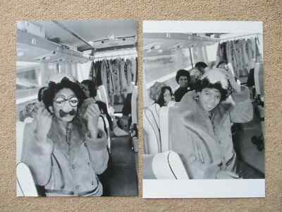 Michael Jackson - als Clown im Reisebus.  2 x s/w Bilder - 1972.  8 x 11 ''.