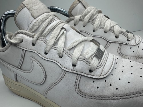 Scarpe Nike Air Force 1 basse triple bianche taglia 5,5 anni 314192-117 - Foto 2 di 12