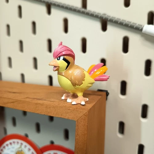 TOMY Pokemon PIDGEOTTO 1.5" Mini Figure CGTSJ Vintage Nintendo Collectible Toy