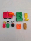 Vintage Fisher Price Little People 2570 Little Mart Lot Groceries Cart Truck Car