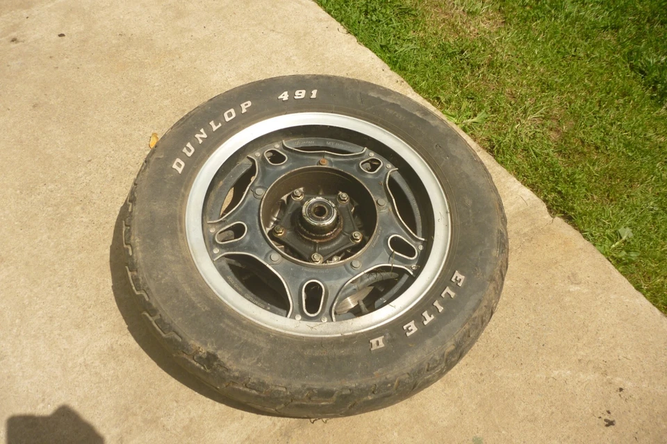 Honda CB900C 1980 montaje de neumático trasero y rueda personalizado MT90R16 74H Foto 4 de 4