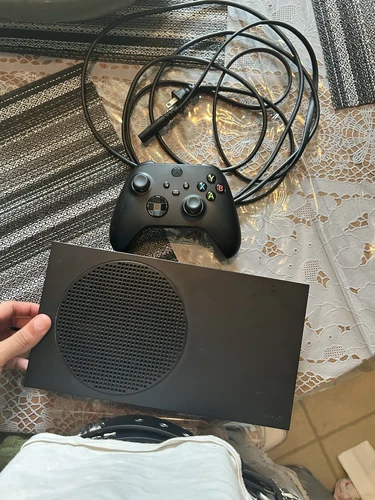 (black) Xbox Series S,comes with controller and wires,in good condition
