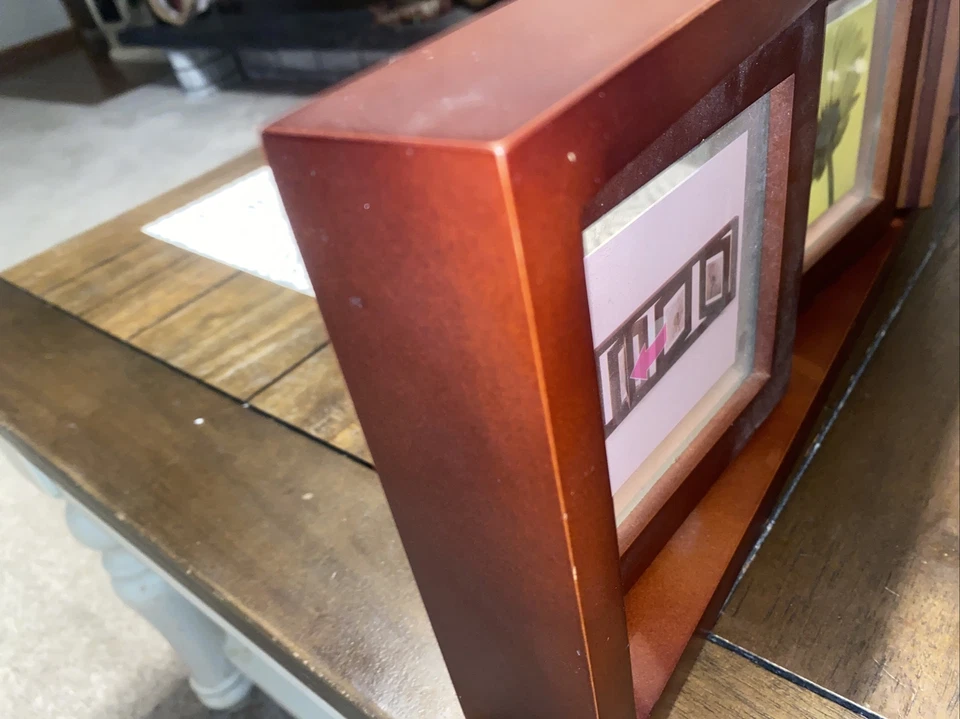 Marco de fotos de madera Umbra para 3 fotos tiene capacidad para 3-3,25"x3,25"+ flotadores 3-2"x2" Foto 4 de 4