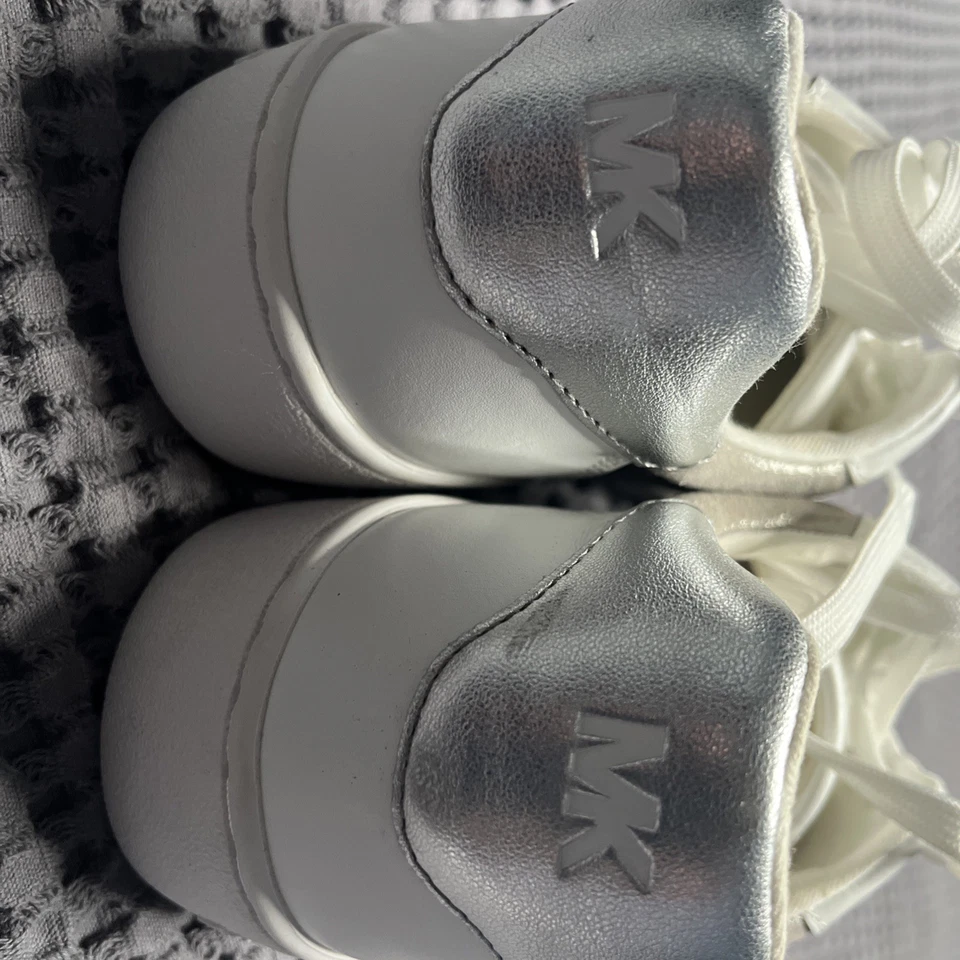 Женские кроссовки Michael Kors на шнуровке белый металлик серебро размер 6 - Изображение 3 из 4