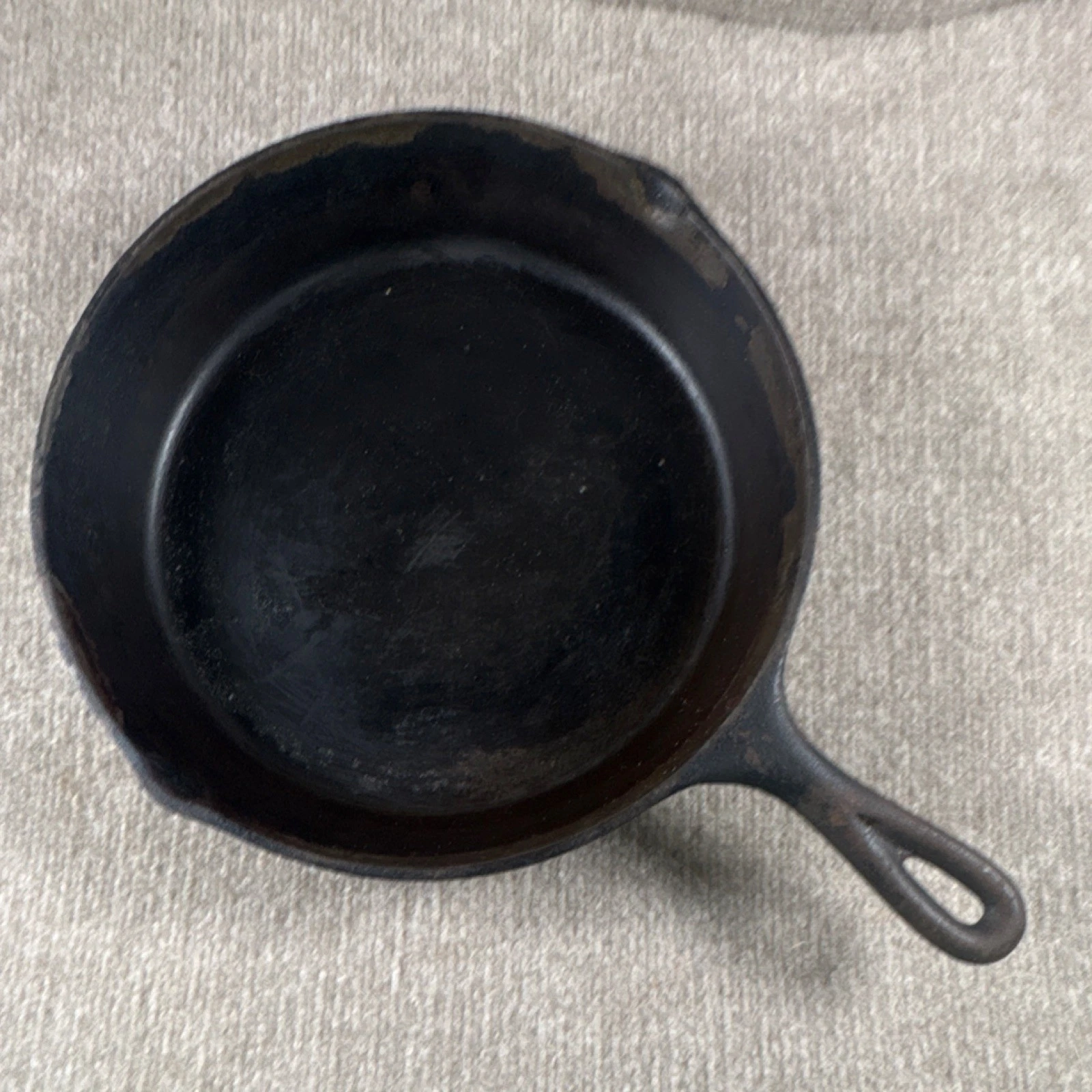 Cast Iron 11 in Round Skillet/Frying Pan Black Double Spout Induction