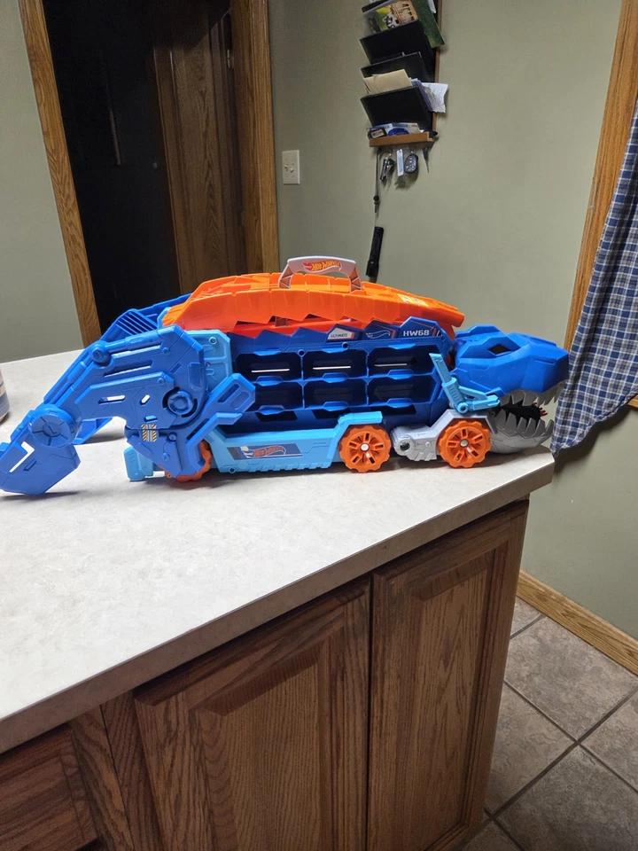 Hot Wheels City Ultimate Hauler Transforms into Stomping T-Rex with Race Track. - Image 3 of 4