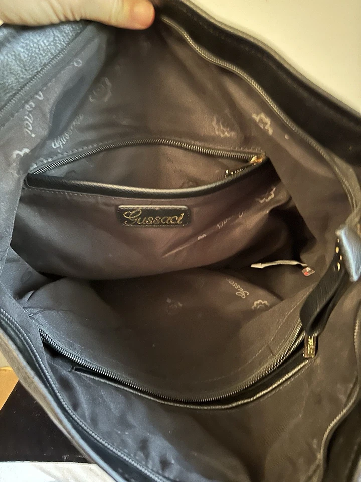 Bolso de cuero Gussaci con tachuelas negras Foto 4 de 4