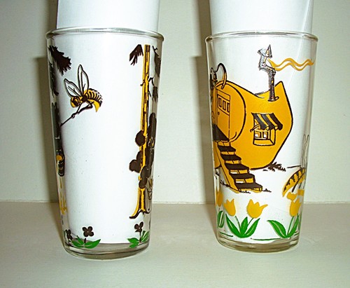 Vtg 2 Hazel Atlas Glasses Bears Honey Bees Wooden Shoe House Windmill Very Rare! - Picture 3 of 10