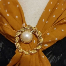 Vintage Unsigned Textured Gold Tone Wreath Faux Pearl Accent Scarf Ring Clip