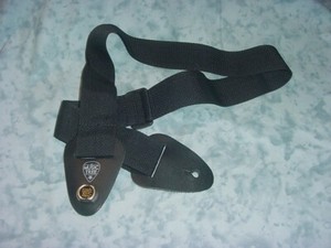 MUSIC TREE GUITAR STRAP WITH ERNIE BALL LOCKING STRAP  RETAINER BUTTON