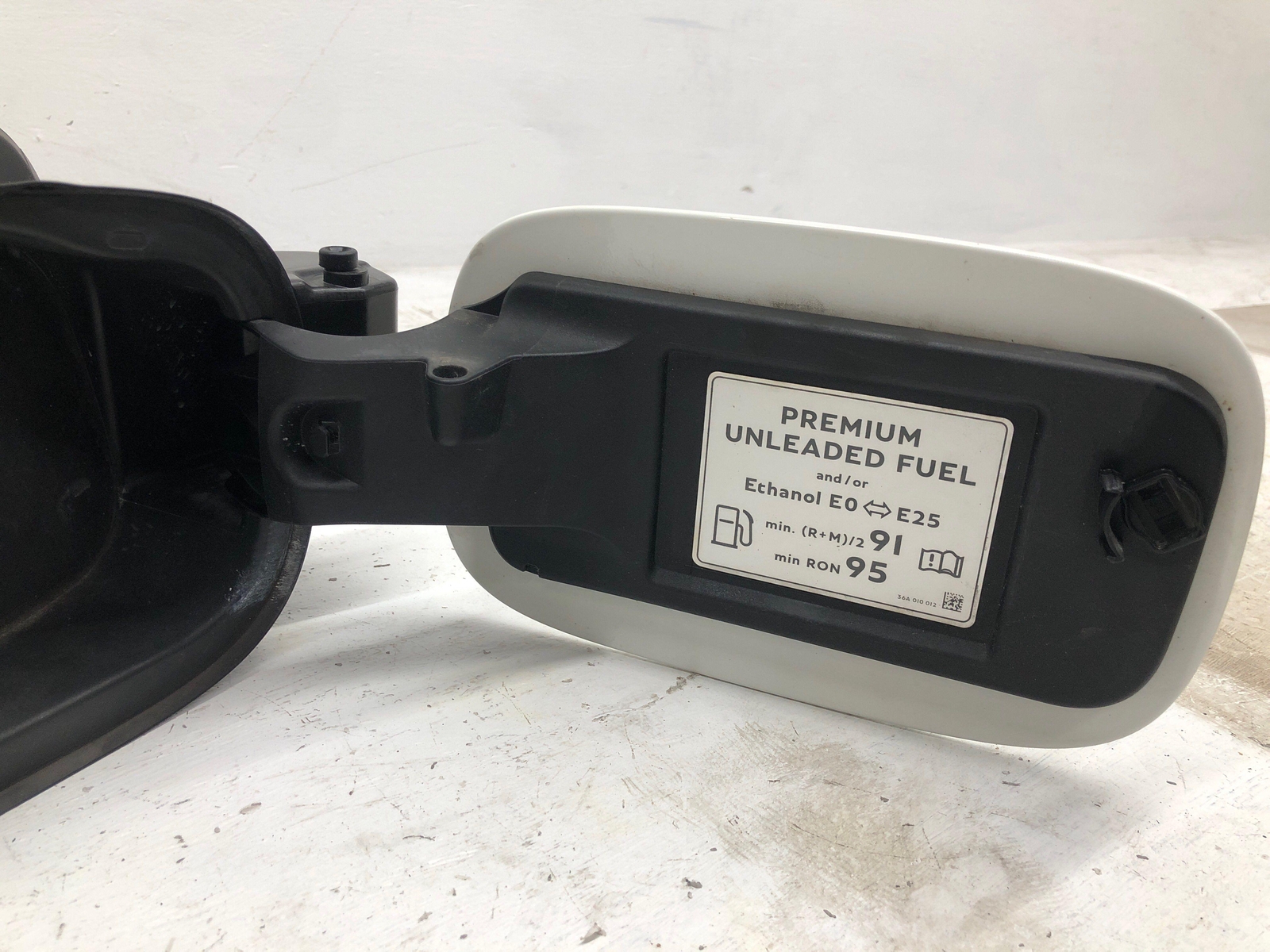 2016-2020 BENTLEY BENTATGA FUEL TANK FILLER DOOR W/POCKET 36A809857B (A9)