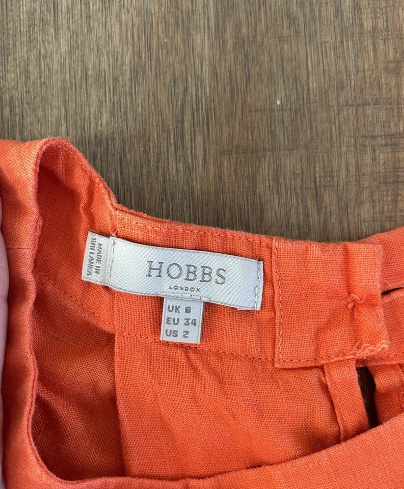 Regata Hobbs London feminina de linho 2 botões laranja atrás Lagom Classic Resort - Imagem 3 de 4