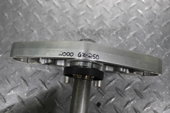 Abrazadera de horquilla delantera Suzuki GZ250 2000 superior inferior completa triple árbol---arañazos Foto 3 de 4