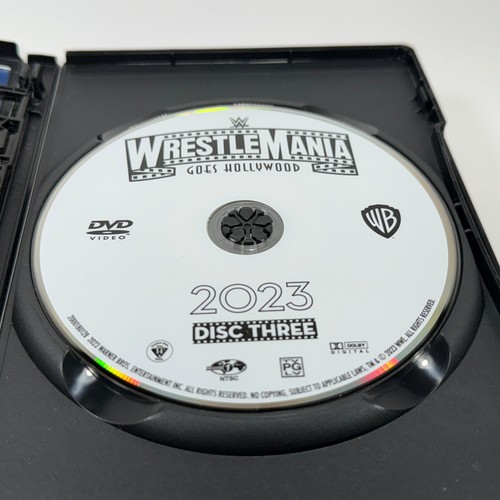 WWE Wrestlemania 39 Goes Hollywood 2023 DVD Roman Reigns Cody Rhodes 3 disc OOP - Foto 11 di 12