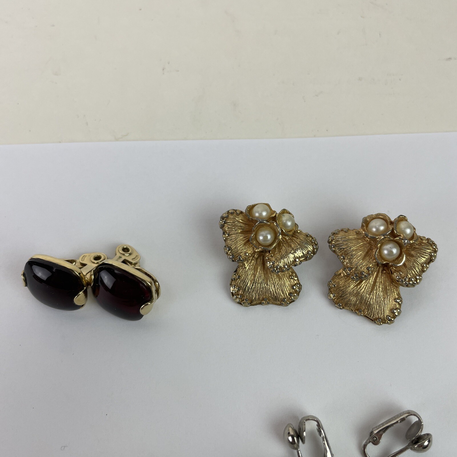 Lot 11 Pair Vintage Clip-On & Screw-On Earrings M… - image 7