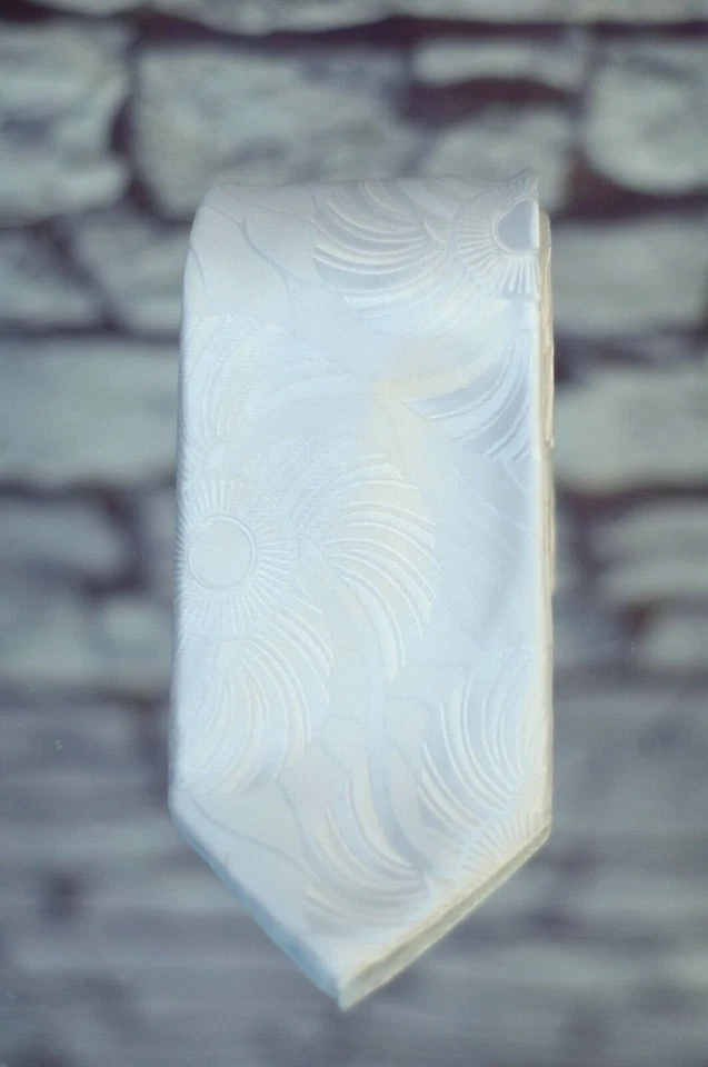 Corbata Lord R Colton Masterworks Limited - Corbata Blanca Abaco Resort - Nueva Foto 2 de 4