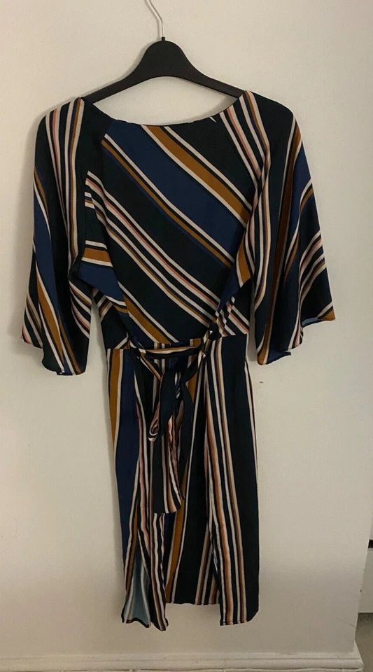 NUEVO Vestido Midi Estampado Rayas Satinado - Reino Unido 12-V Cuello Mangas Anchas Corbata Foto 4 de 4