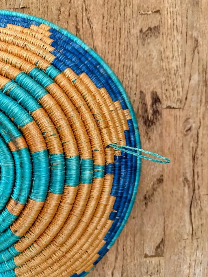 Африканская плетеная спиральная корзина 12 дюймов ручной работы богемное настенное украшение желтое и синее - Изображение 3 из 3