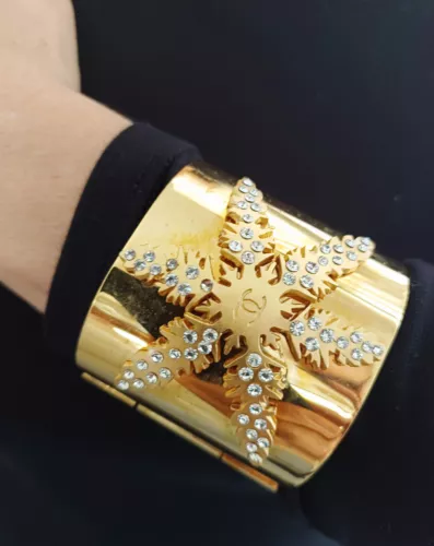 Vintage CHANEL Authentic Cuff Bangle Bracelet Snowflake 2001 Autumn Gold Plated