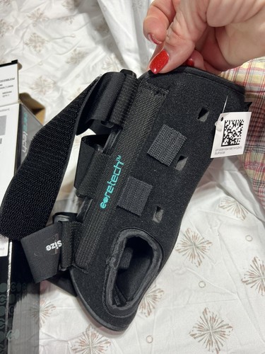Vive Coretech 908 Wrist Splint Brace Right Hand Medium (Black) - Picture 3 of 7