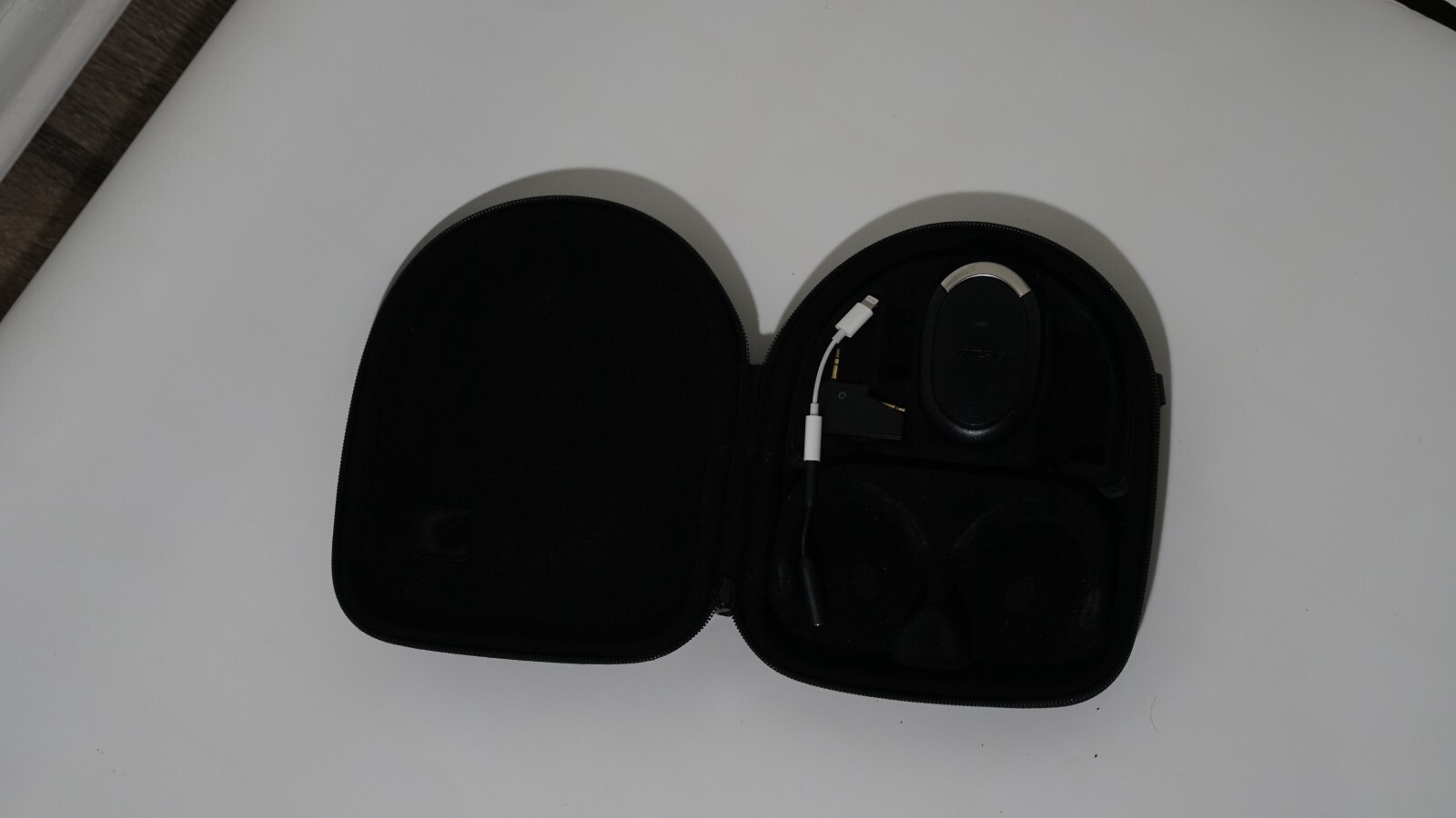 Bose Acoustic Noise Cancelling Headphones Quiet Comfort QC3 Case and Charger-image