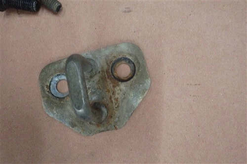 Puerta levadiza trasera maletero pestillo golpeador con tornillos Jeep Commander XK - ¡Se envía RÁPIDO! Foto 3 de 3