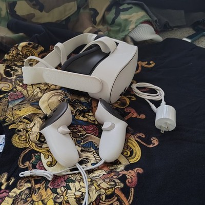 Meta Quest 3 All-in-One VR Headset - White, Controllers included, charger too