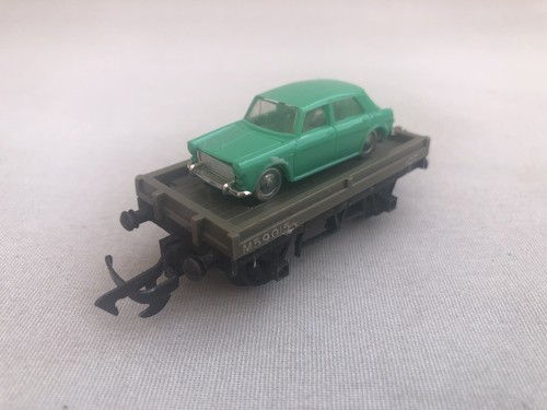 Triang R17/18 BR 10T Flachwagen M59015 + Minix No.2 Morris 1100 Wagenladung grün | Zustand: Used