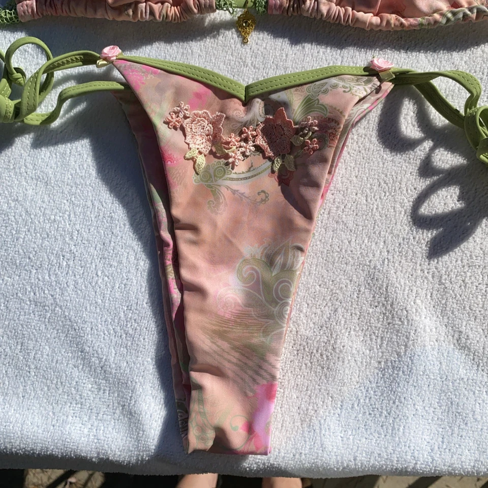 Bikini mediano bordado de encaje rosa y verde Foto 4 de 4