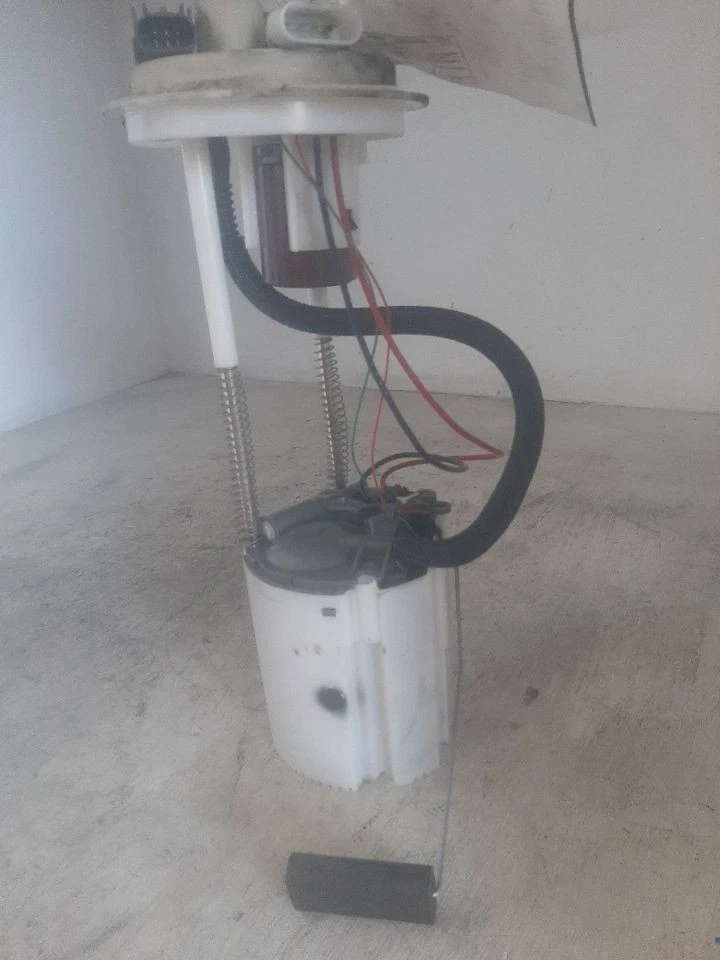 Chevrolet Express 2500 Van 2010-2016 conjunto de bomba de combustible motor de 4,8 L 19301233 Foto 2 de 4