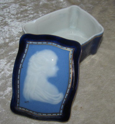 Boite à bijoux bonbonnière porcelaine Limoges nuances de bleus décor buste femme
