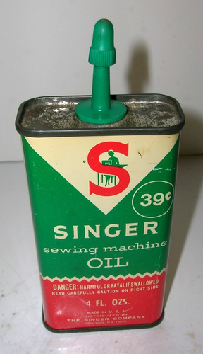 Ancien bidon d'huile Singer machine à coudre lubrifiant huile pratique 39 cents 4 oz années 60 - Photo 1/7